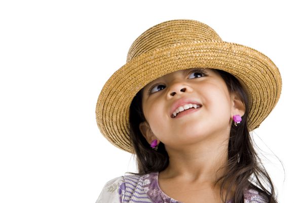 دختر کوچک آسیایی با کلاه حصیری که از روی سفید به بالا نگاه می کند