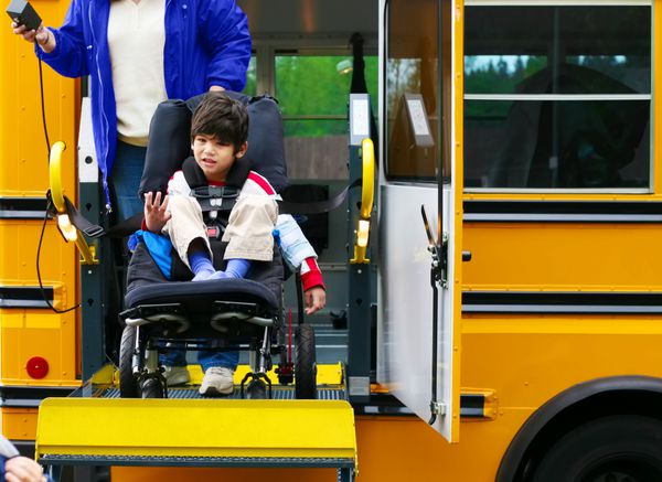 پسر معلول پنج ساله با استفاده از آسانسور اتوبوس برای ویلچر خود