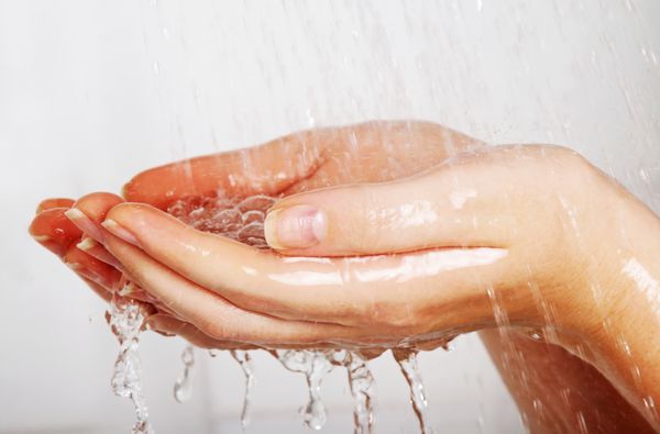 دست های زن در نمای نزدیک دوش