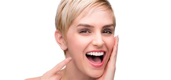 خنده زن سرگرم کننده زیبا با دندان های سفید عالی و لبخند مستقیم به سمت دهان