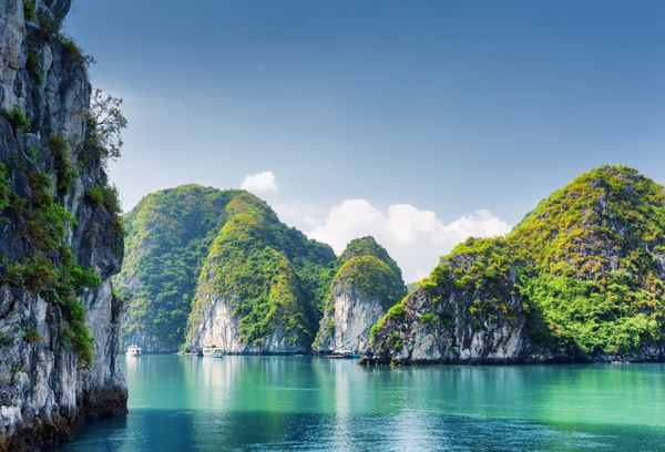 آب لاجوردی زیبای تالاب در خلیج طولانی در هکتار ویتنام