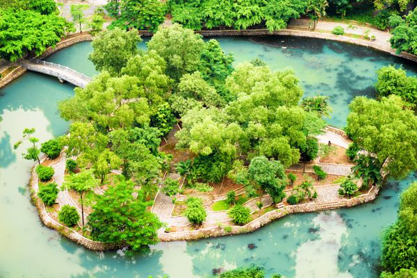 نمای بالای جزیره در وسط دریاچه در باغ گرمسیری ویتنام