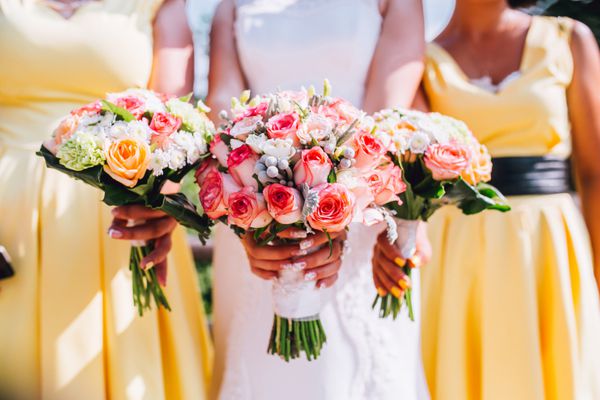 عروس زیبا با دسته گل در دسته