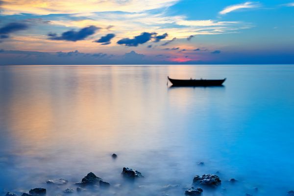 طلوع آرام خورشید بر فراز اقیانوس در مالدیو
