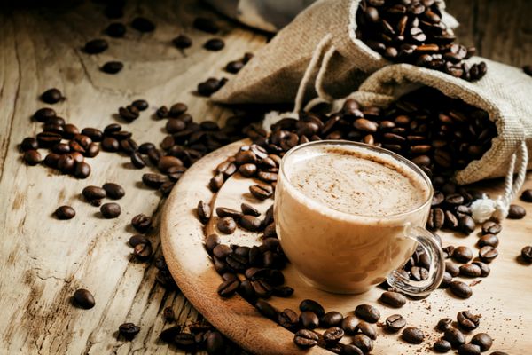 قهوه با شیر قهوه ساز دانه های قهوه تصویر با رنگ تیره