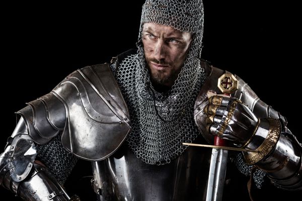 جنگجوی قرون وسطایی با زره زنجیر و شمشیر