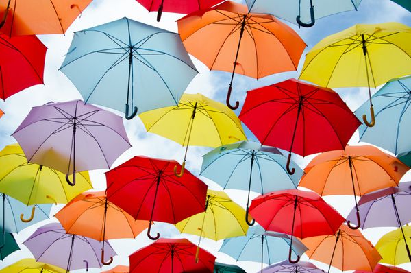 چترهای رنگارنگ شناور