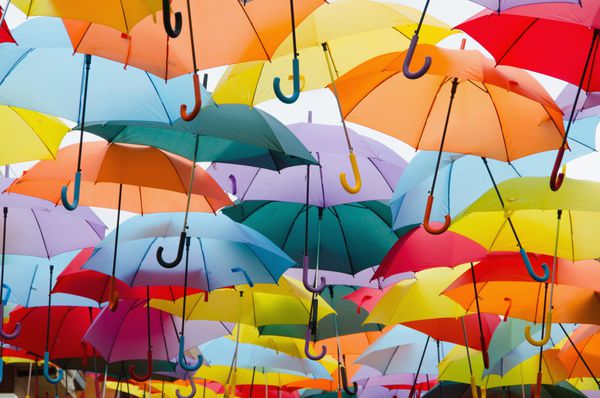 چترهای رنگارنگ آویزان در آسمان