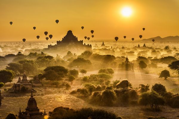 طلوع منظره خورشید بر فراز باگان در میانمار