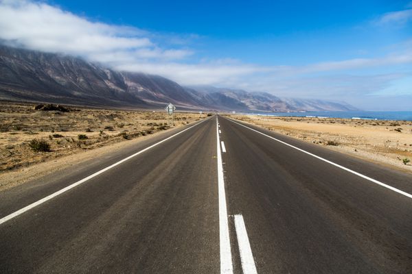 جاده خالی زیبا در یک روز آسمان آبی - شمال شیلی