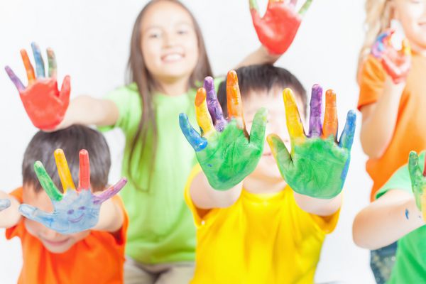 بچه های شاد با دست های نقاشی شده روز جهانی کودک