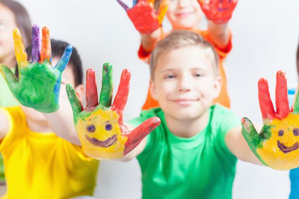 بچه های شاد با دست های نقاشی شده روز جهانی کودک