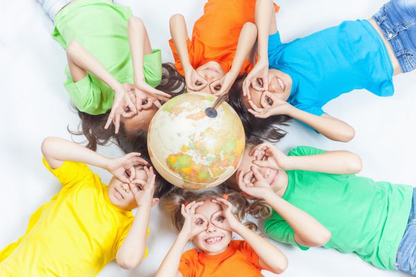 گروه بچه های خنده دار بین المللی با کره زمین