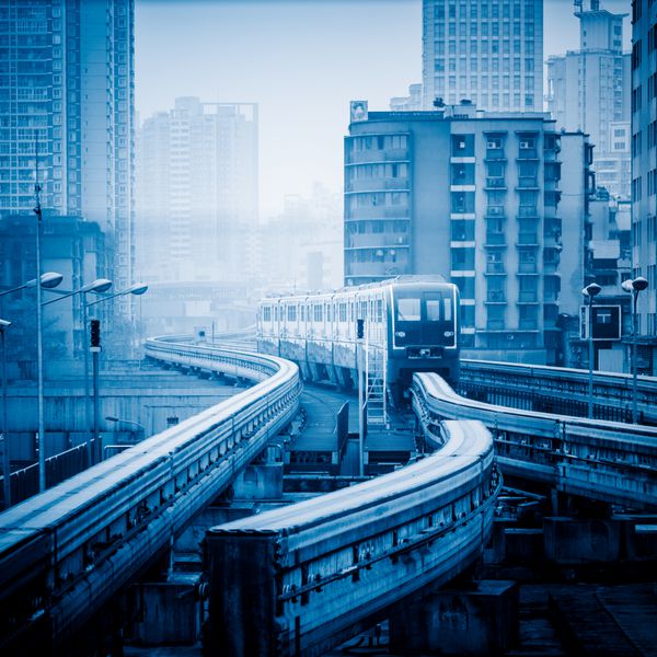 مونوریل متحرک مترو در چونگ کینگ چین تصویر با رنگ آبی
