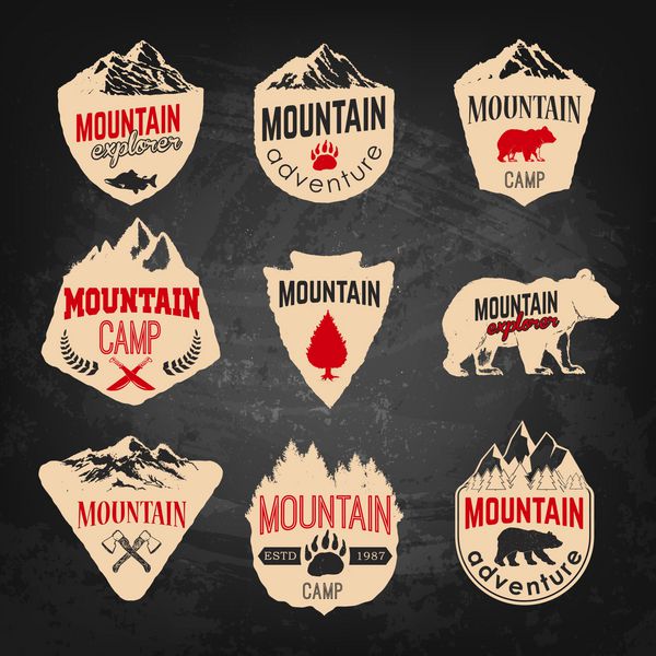 الگوهای نشان های کمپ کوهستانی با کوه ها و درختان جدا شده
