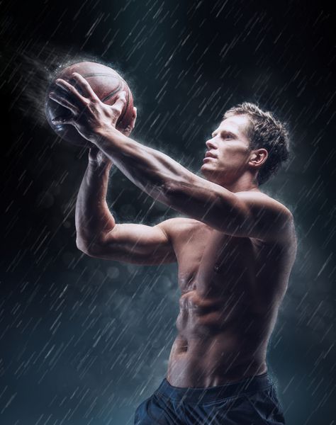 پرتره بسکتبالیست خیس بدون پیراهن