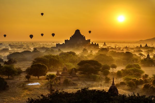 طلوع منظره خورشید بر فراز باگان در میانمار