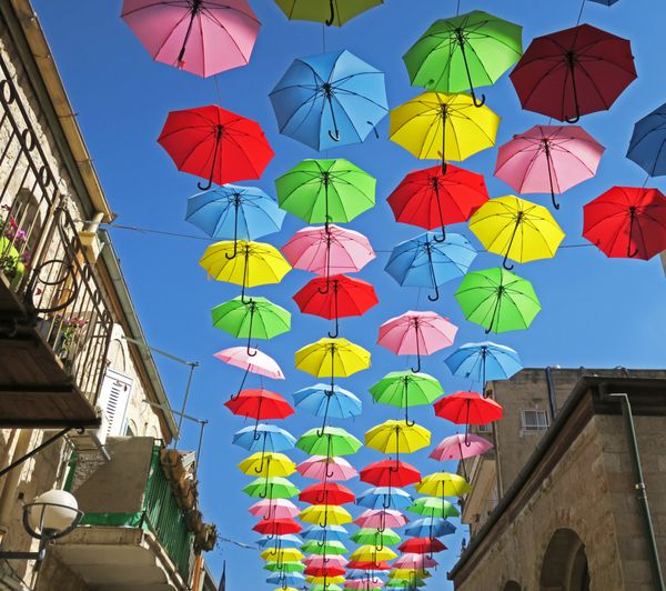 جشنواره تابستانی خیابانی با چترهای پرنده در