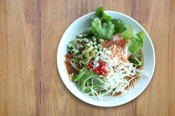 غذاهای محلی تایلندی ورمیشل برنجی نام خانم چانه است