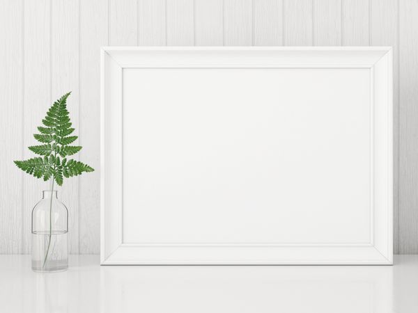 ماکت پوستر داخلی افقی با قاب خالی و برگ سرخس در بطری شیشه ای در پس زمینه دیوار سفید رندر سه بعدی