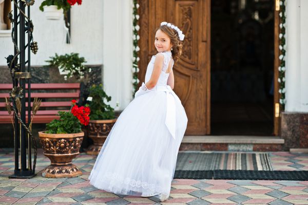 پرتره دختر کوچولوی ناز روی لباس سفید و تاج گل اول