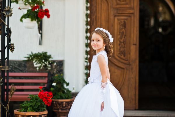 پرتره دختر کوچولوی ناز روی لباس سفید و تاج گل اول