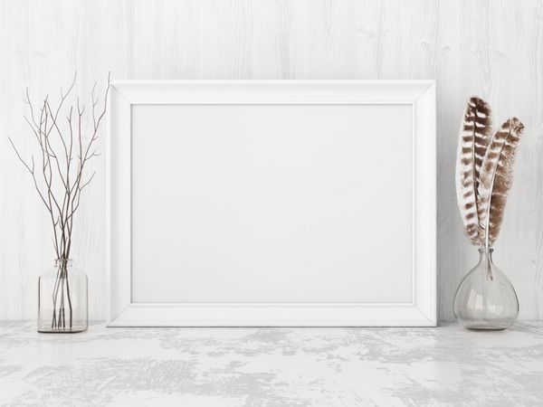ماکت پوستر قدیمی مربعی با قاب چوبی پر و شاخه بر روی پس‌زمینه دیوار سفید خالی رندر سه بعدی
