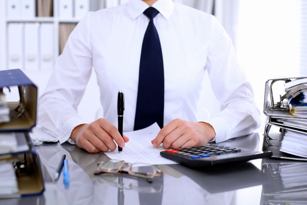 حسابدار یا بازرس مالی زن تهیه گزارش محاسبه یا بررسی تراز خدمات درآمد داخلی بررسی سند مالی مفهوم حسابرسی