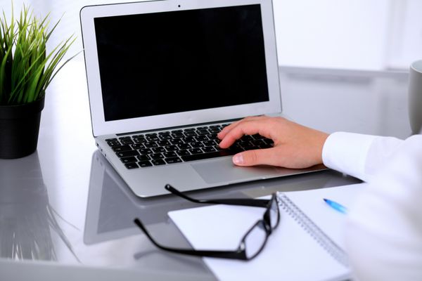 نمای نزدیک از زن تجاری در حال تایپ کردن در رایانه لپ تاپ