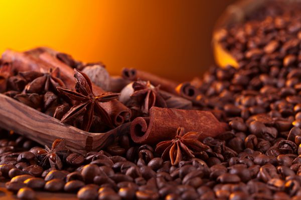دانه های قهوه بو داده با ادویه جات ترشی جات