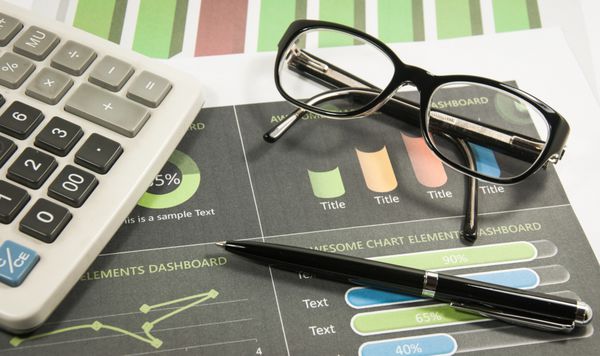 تجزیه و تحلیل نمودار کسب و کار و گزارش مالی مفهوم مالی و بانکداری