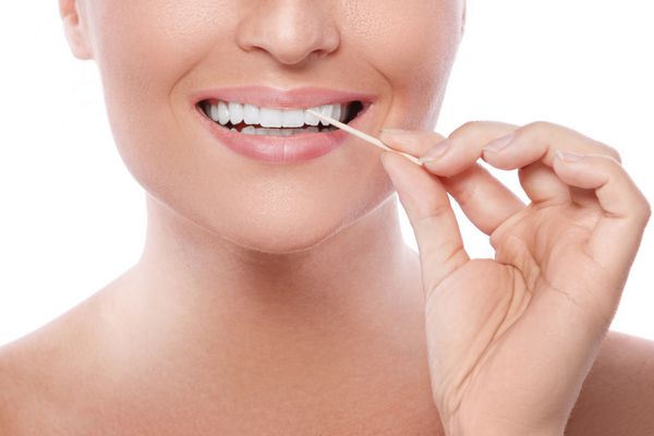 دندان های زن و خلال دندان