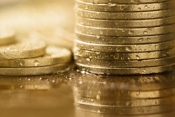 سکه های طلای خیس از نزدیک - مفهوم ثروت