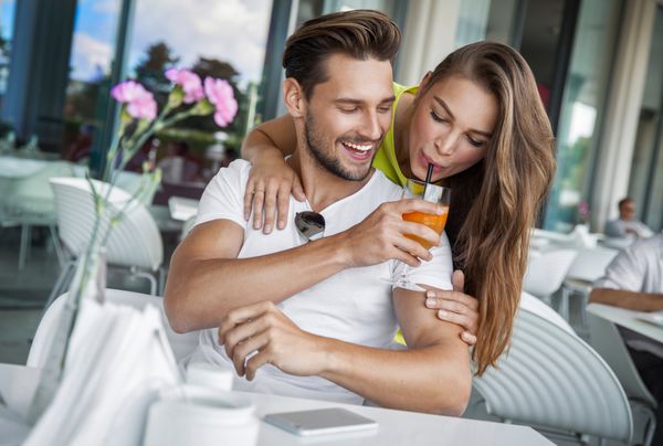 زن و شوهر در حال نوشیدن آب پرتقال