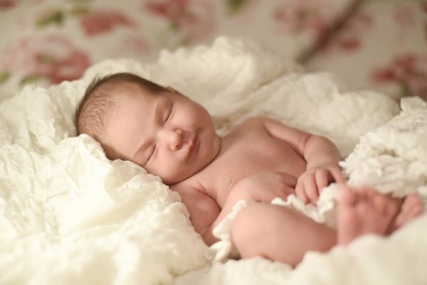 دختر بچه ناز نوزاد تازه متولد شده در خواب
