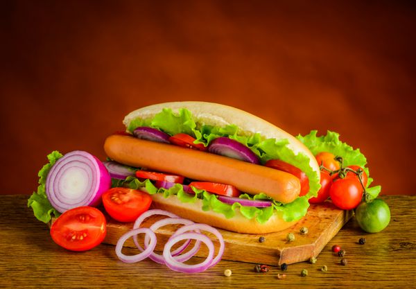ساندویچ سگ با سبزیجات تازه
