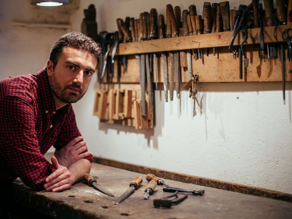 نجار که در نجاری خود با ابزار کار می کند