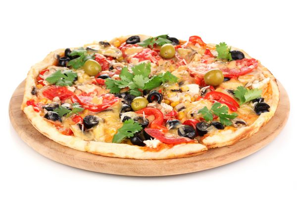 پیتزای خوشمزه با سبزیجات مرغ و زیتون جدا شده روی سفید