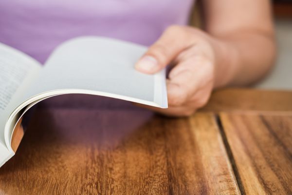 کتاب دست باز نزدیک برای خواندن پس زمینه مفهومی