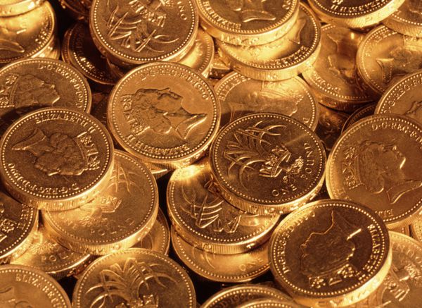 سکه های پوند استرلینگ زیر نور تنگستن برای ایجاد جلوه طلا