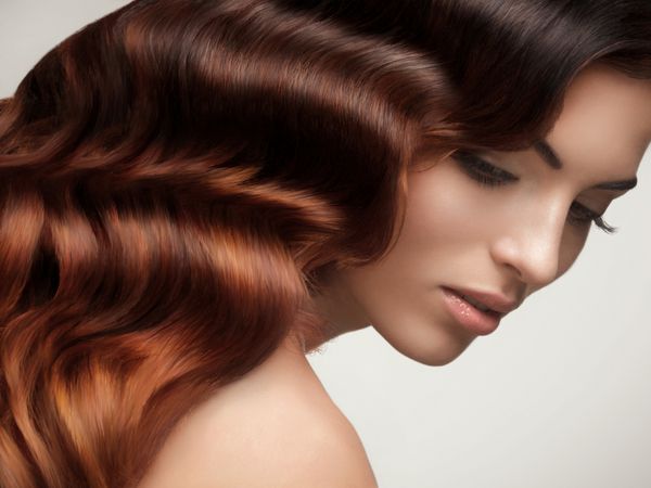 موی قهوه ای پرتره زن زیبا با موهای موج دار بلند تصویر با کیفیت بالا