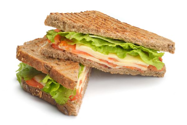 ساندویچ تازه از نزدیک با سبزیجات و گوشت ماهی جدا شده در پس زمینه سفید