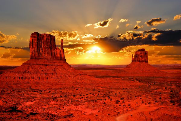 طلوع زیبای خورشید بر فراز دره یادبود نمادین آریزونا ایالات متحده آمریکا