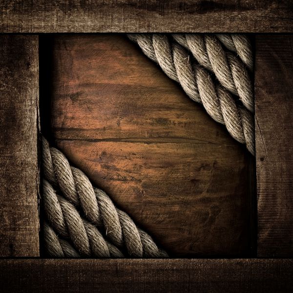 تخته چوبی قدیمی با طناب