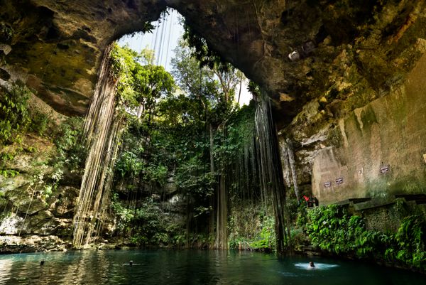 ik-kil cenote در نزدیکی چیچن ایتزا در مکزیک