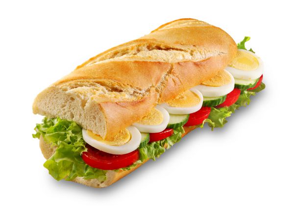 ساندویچ سالاد تخم مرغ روی باگت نان فرانسوی بر روی سفید با سایه کوچک جدا شده است
