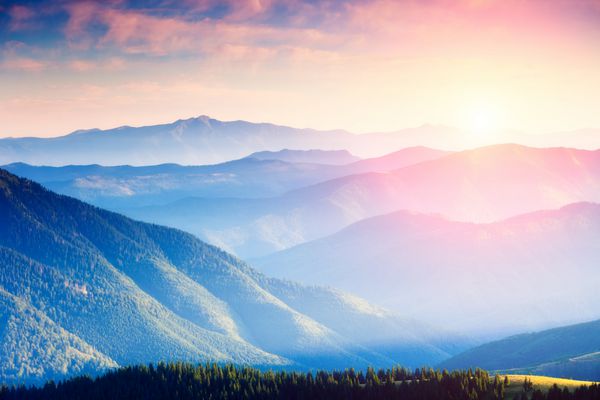 پانورامای باشکوه کوه های سبز با پرتوهای آفتابی صحنه دراماتیک پارک ملی کارپات اوکراین اروپا دنیای زیبایی