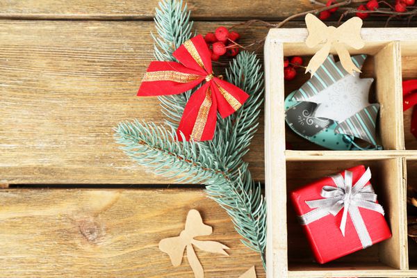 ترکیب زیبای کریسمس با هدیه در جعبه چوبی