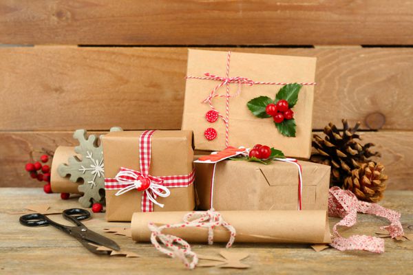 ترکیب زیبای کریسمس با هدایای دست ساز در زمینه چوبی