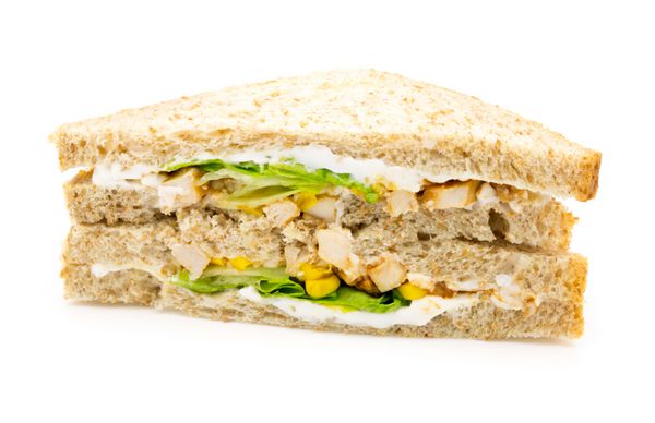 ساندویچ نان قهوه ای با گوشت سینه مرغ سس مایونز سالاد و مایس در زمینه سفید